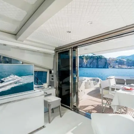 Private Yacht Botel *
